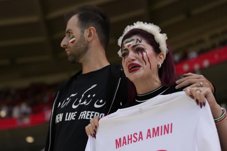 Durante los encuentros que disputó Irán no faltaron manifestaciones como las de esta mujer, con una remera que recuerda Mahsa Amini, la mujer muerta por la policía iraní