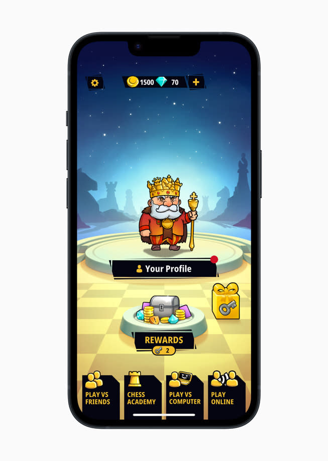 在 iPhone 14 上的《Chess Universe+》遊戲劇照，顯示一位國王與一個西洋棋寶箱。