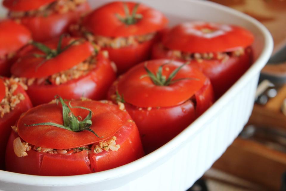 Jemista bedeutet wörtlich "gefüllt". Dieses Gericht wird mit Tomaten, Paprika oder auch Zucchini gekocht, die mit Knoblauch, Zwiebeln, Fruchtfleisch, Kräuter, vorgekochtem Reis, Zitronensaft, Zimt und Feta gefüllt werden. Noch mit etwas Olivenöl beträufelt, muss das Gemüse 30 Minuten im Ofen backen. Auch zu diesem Sommergericht passt hervorragend Tsatsiki. (Bild: iStock / EccentricCanvas)