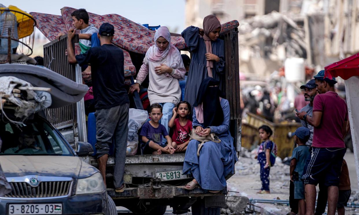 <span>Palestinians flee Khan Younis on Sunday following an order by the Israeli army to leave parts of the southern area of the city.</span><span>Photograph: Abdel Kareem Hana/AP</span>