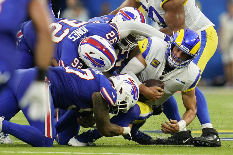 No fue una noche divertida para Matthew Stafford (derecha) y la ofensiva de los Rams contra los Bills.  (Foto AP/Ashley Landis)