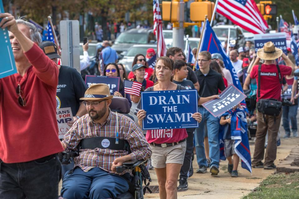 Seguidores de Donald Trump lamentan el resultado de la votación y marchan frente al capitolio de Carolina del Norte. (Foto: Grant Baldwin / AFP) (Photo by GRANT BALDWIN/AFP via Getty Images)