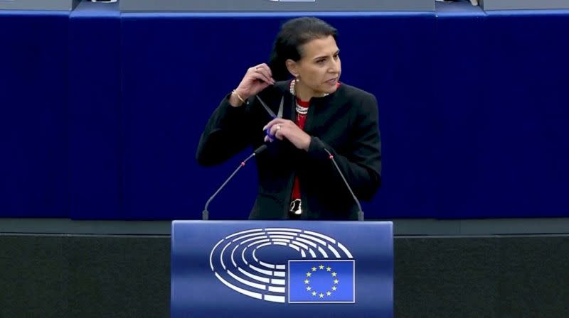 ▲瑞典的歐洲議員阿爾薩拉尼(Abir al-Sahlani)在歐洲議會以斷髮來聲援伊朗婦女運動。 （圖／歐洲議會）