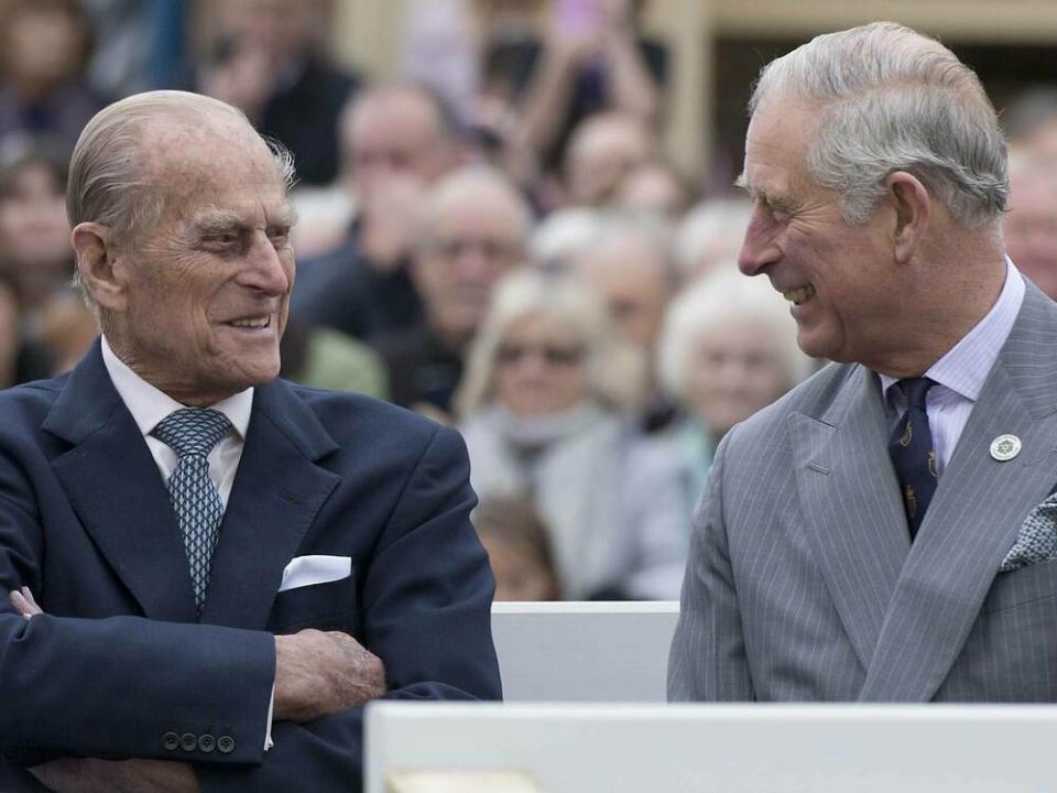 Prinz Philip und Prinz Charles bei einem gemeinsamen Auftritt 2016 (Bild: imago images/i Images)