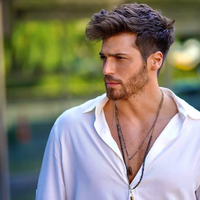 Can Yaman, muy guapo, de nuevo con el pelo corto, en El hombre equivocado