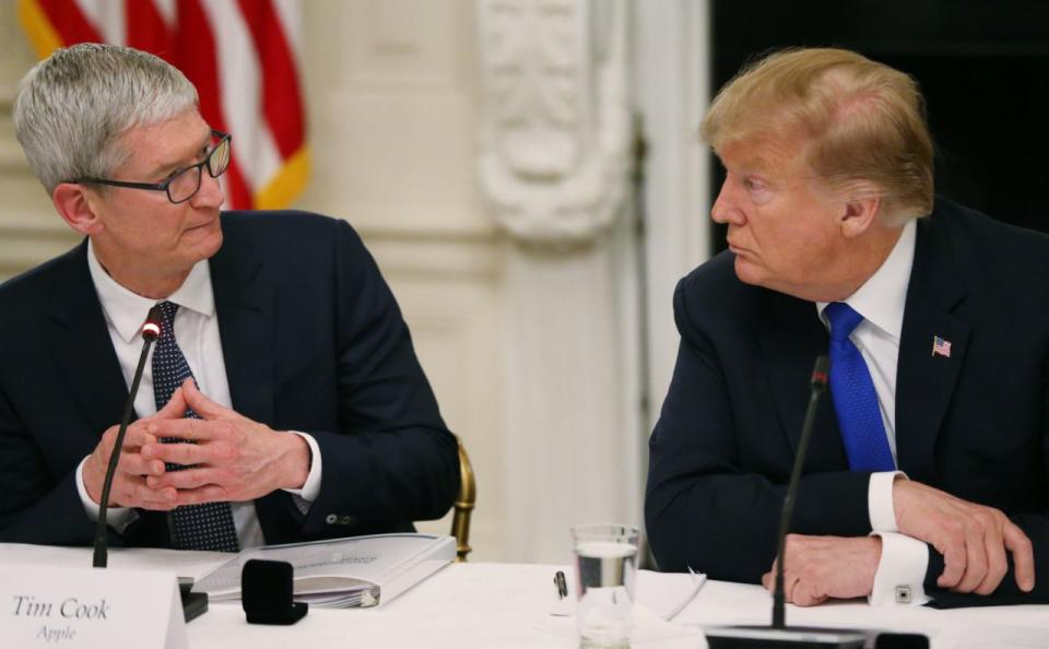 El director ejecutivo de Apple, Tim Cook, hablando mientras participa junto al presidente de los Estados Unidos, Donald Trump, en una reunión de la Junta Asesora de Políticas Laborales Estadounidense en el Comedor Estatal de la Casa Blanca en Washington, Estados Unidos, el 6 de marzo de 2019. REUTERS/Leah Millis?