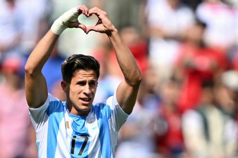 El delantero argentino Giuliano Simeone celebra el tanto del descuento de la derrota de Argentina contra Marruecos en el arranque del Grupo B de los Juegos Olímpicos de París, en el estadio Geoffroy-Guichard en Saint-Étienne el 24 de julio de 2024. (Arnaud FINISTRE)