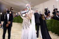 <p>Grimes, la compagne d'Elon Musk, n'a pas hésité à ramener une épée sur le tapis rouge. (Photo by John Shearer/WireImage)</p> 