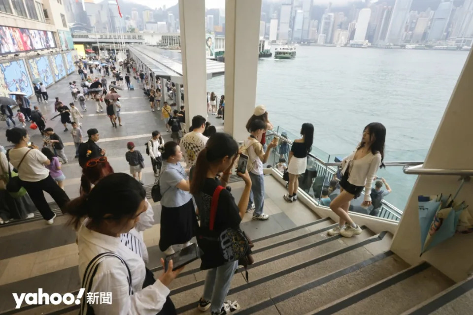 海港城外的樓梯是旅客拍攝維港風景的熱門位置，更有人輪候拍攝。