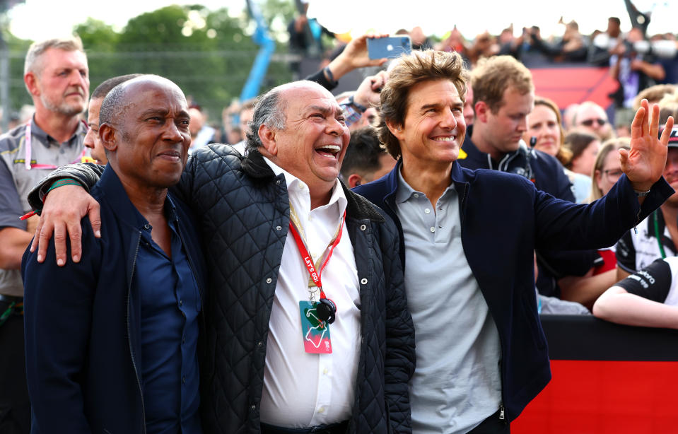 Anthony Hamilton, Antonio Pérez Garibay y Tom Cruise celebran en Silverstone (Mark Thompson/Getty Images)