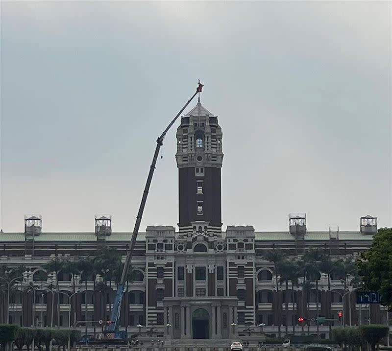 總統府已請廠商盡速修復避雷針。（圖／民眾提供）