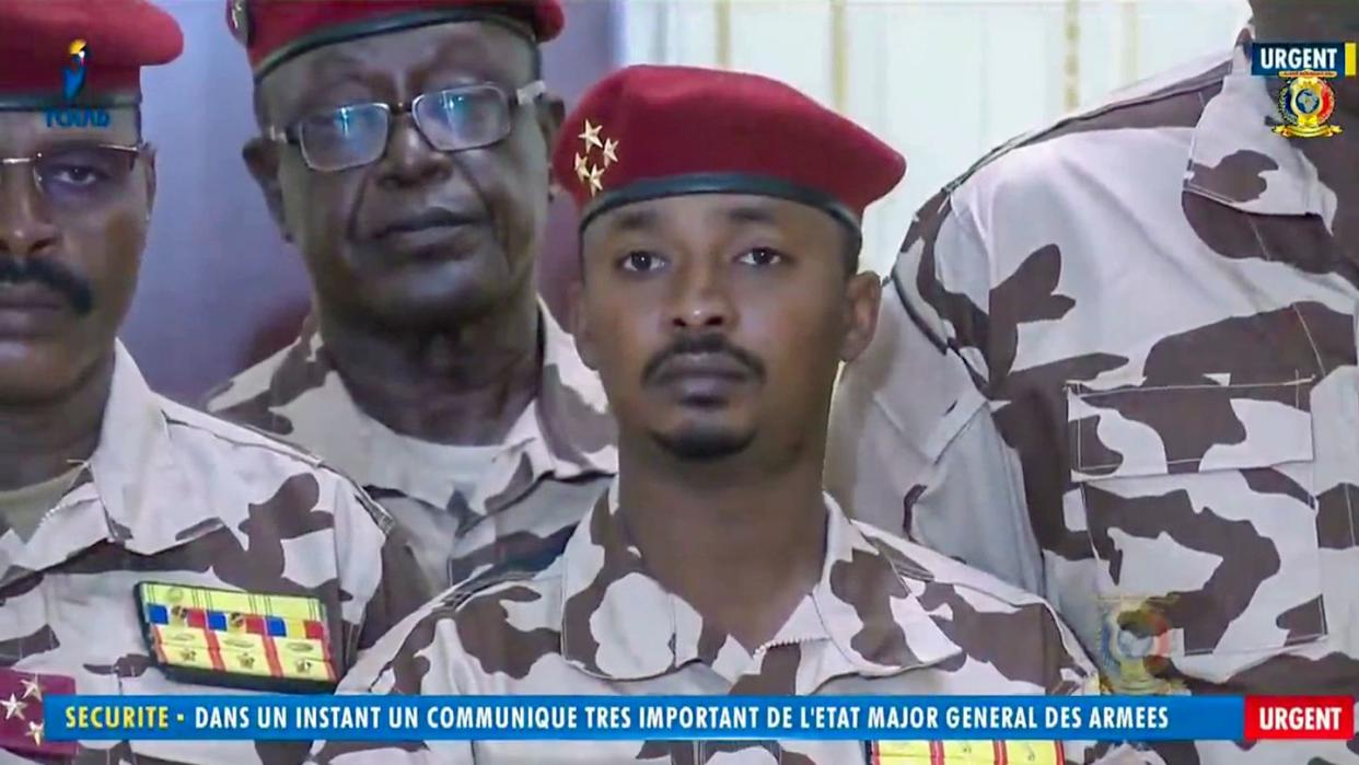 Mahamat Idriss Déby Itno (Mitte), Sohn des verstorbenen tschadischen Präsidenten, soll eine militärische Übergangsregierung führen.