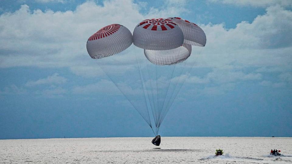 Eine SpaceX-Kapsel mit vier Personen an Bord geht vor der Küste Floridas in den Atlantik nieder.