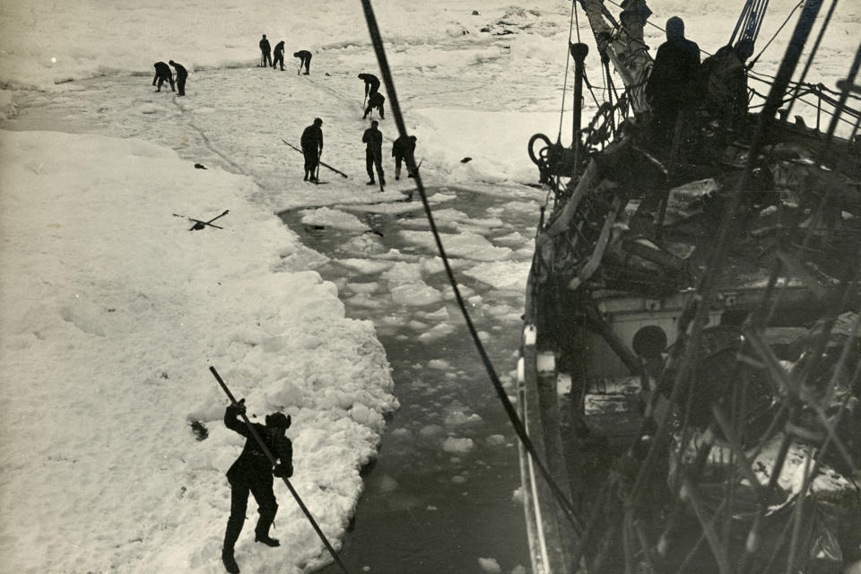 Strenuous Endeavours (Frank Hurley / Scott Polar Research Institute / Getty Images file)