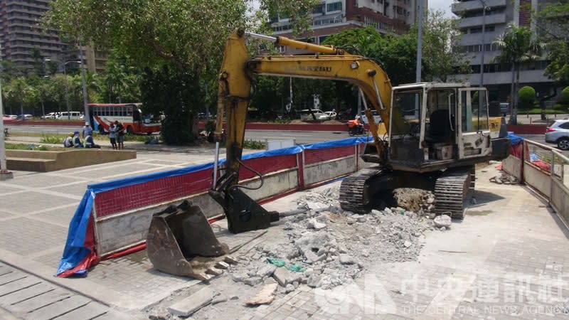 菲律賓「公共工程暨公路部」（DPWH）與馬尼拉市政府的工作人員，27日晚間拆除一座慰安婦雕像，只剩下一堆瓦礫。（中央社／資料照）