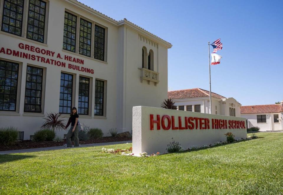 Hollister High School, que cambió oficialmente su nombre anterior de San Benito High School el año pasado, vista el 19 de mayo 2023. Es la escuela donde se graduaron el asambleísta Robert Rivas, demócrata de Salinas, y su hermano, Rick Rivas.