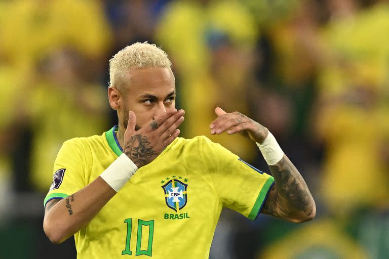 Neymar Jr., el máximo goleador histórico de la selección de Brasil, será titular en el partido de este martes ante Perú