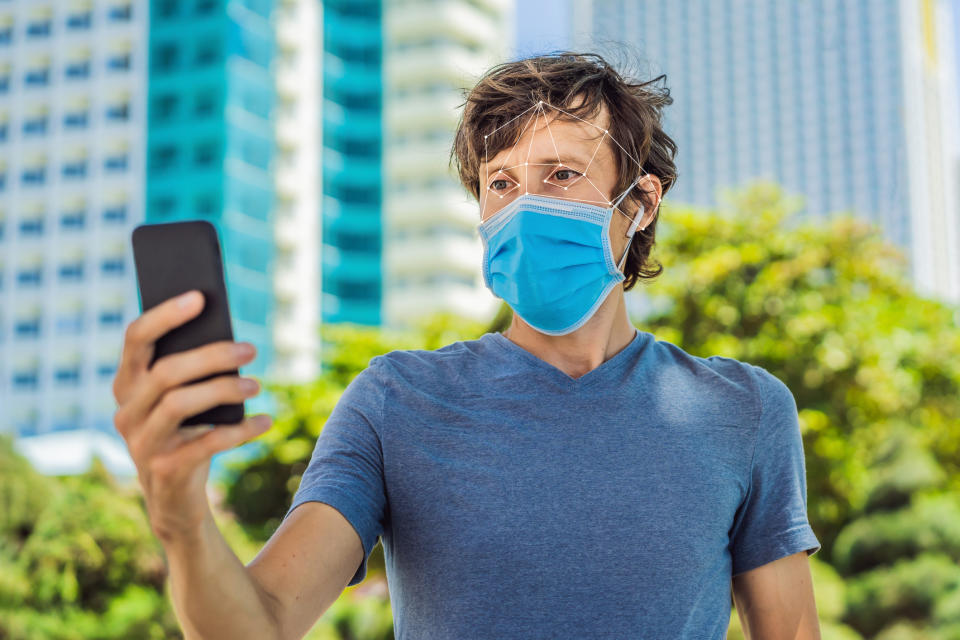 Gesichtserkennung trotz Maske: bislang unmöglich. Jetzt hat Apple ein Update herausgebracht, das das ändern soll. (Symbolbild: Getty Images/galitskaya)