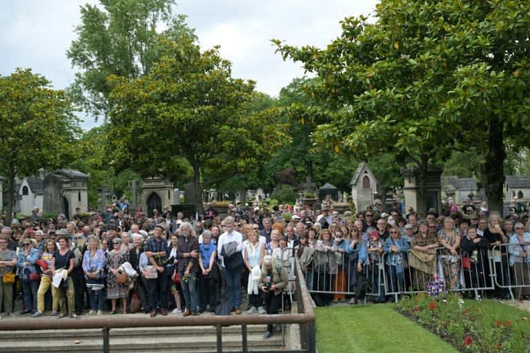 Zahlreiche Fans und Weggefährten haben auf dem Pariser Friedhof Père-Lachaise von der verstorbenen französischen Sängerin Françoise Hardy Abschied genommen. (Bertrand GUAY)