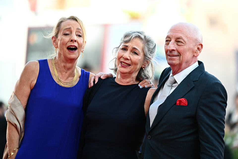 De gauche à droite : Jamie Bernstein, Mina Bernstein et Alex Bernstein, les trois enfants du célèbre compositeur américain Leonard Berstein lors du tapis rouge du film « Maestro » à Venise. 