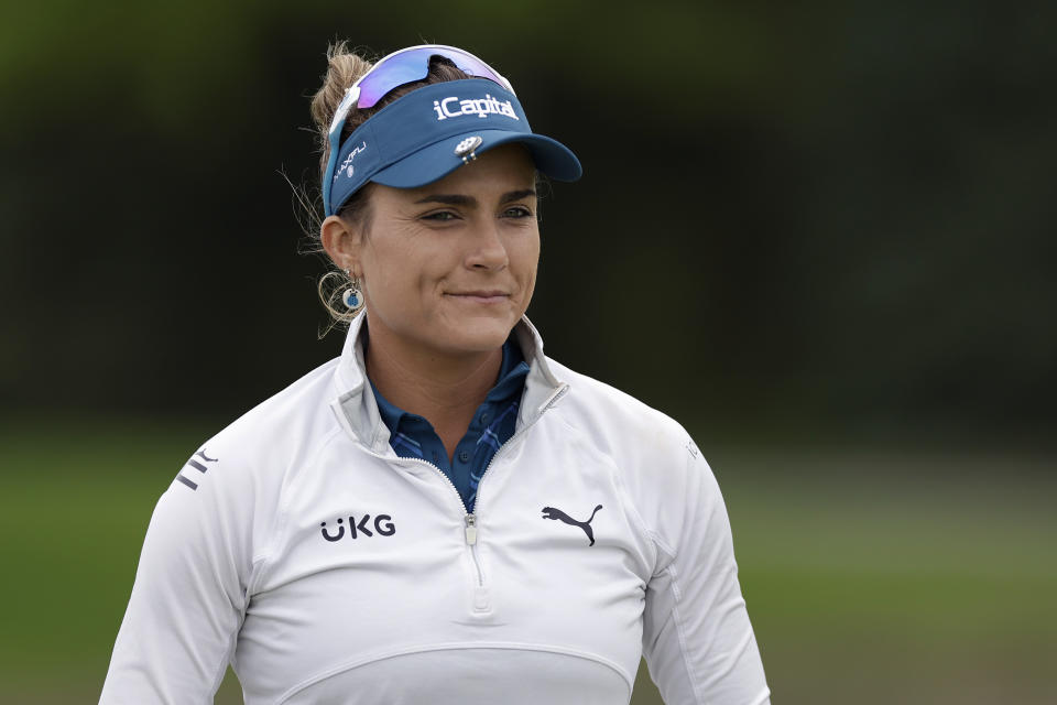 Lexi Thompson ze Stanów Zjednoczonych obserwuje z 12. greenu drugą rundę turnieju Mizuho Americas Open w Liberty National Golf Club 17 maja 2024 r. w Jersey City w stanie New Jersey.  (Zdjęcie: Adam Hanger/Getty Images)