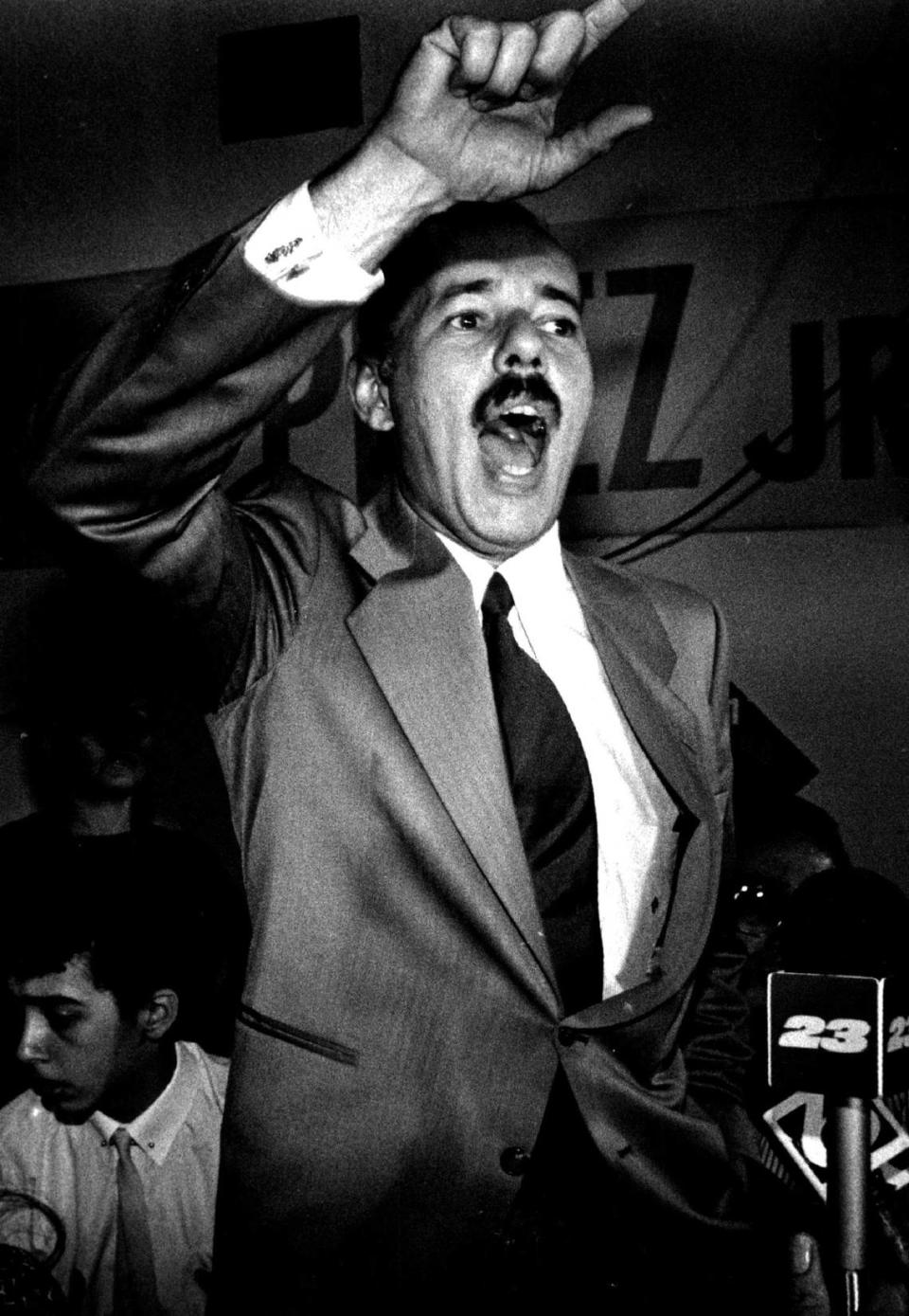 Demetrio Pérez en una foto de archivo del 13 de noviembre de 1985. Pérez fue derrotado cuando se postuló para mantener su escaño en la Comisión de Miami, pero prometió volver.