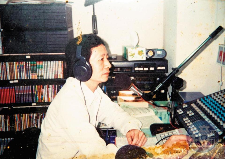 1980年朋友在電台幫忙廣告，吳家豆干生意大好，後來吳長生也當過一陣子廣播主持人。（吳思瑩提供）