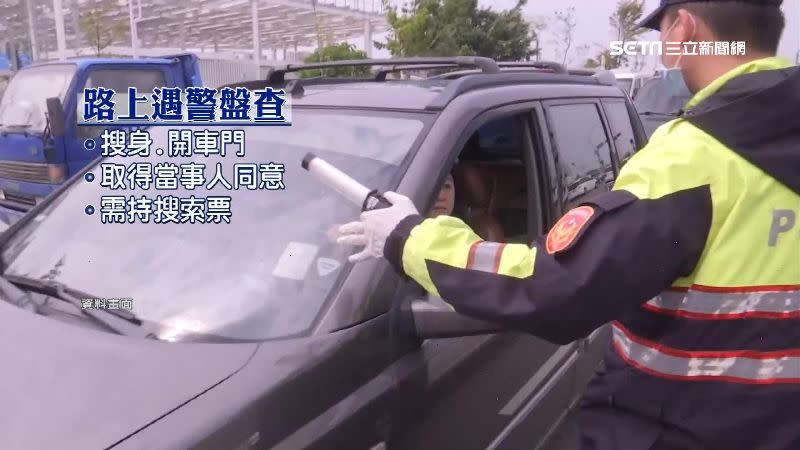 路上騎車、開車遇上攔查，民眾都得配合出示證件。（資料畫面）