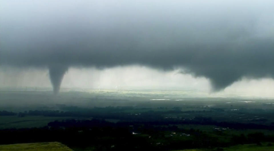 Esta imagen tomada de un video proporcionado por la televisora KWTV-KOTV muestra dos nubes de embudo formadas en Crescent, Oklahoma, el lunes 20 de mayo de 2019. (KWTV-KOTV vía AP)