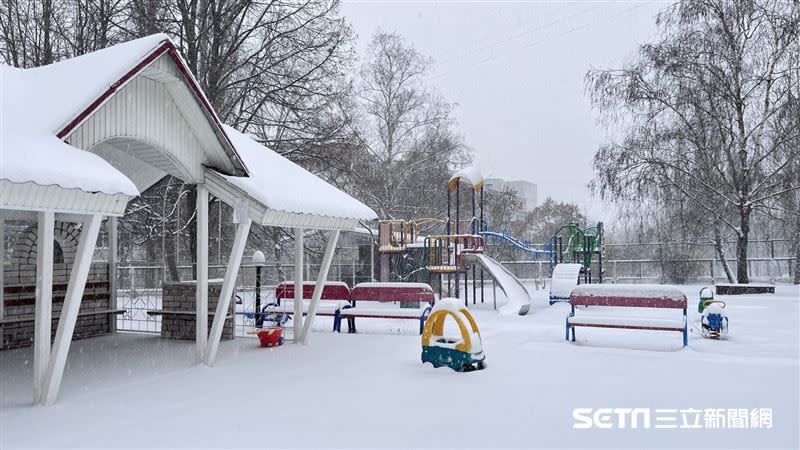 （上圖）烏克蘭兒童醫院裡貼了一張教孩子們不要靠近地雷的海報；（下圖）目前烏克蘭的天氣非常寒冷，甚至下起雪來。（圖／Lily Wang授權提供）