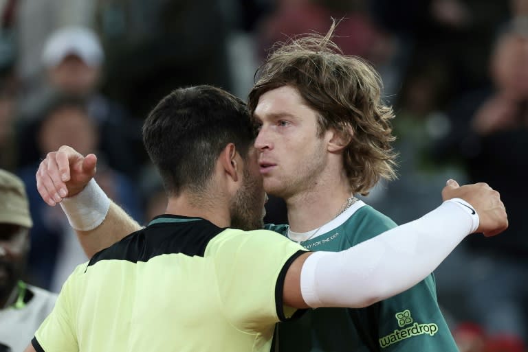 All over: Andrey Rublev (R) embraces Carlos Alcaraz (Thomas COEX)