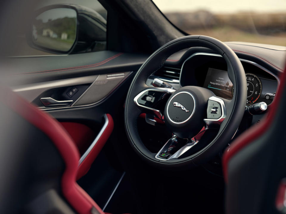 Jag_F-PACE_21MY_Location_Interior_Detail_150920_US_DSF2431.jpg