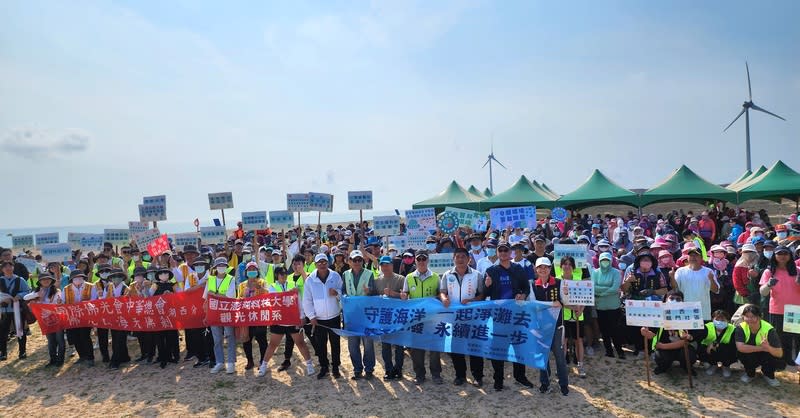 澎湖龍門濱海園區淨灘活動（3） 澎湖縣政府環保局春季大淨灘活動，20日在湖西龍門 濱海園區後灣沙灘舉行，縣府、觀光署澎湖國家風景 區管理處、醫院、學校、社區等單位共1000多人參 與。 中央社  113年4月20日 