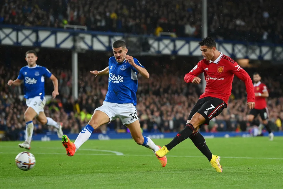 LIVERPOOL, ENGLAND - OCTOBER 09: Cristiano Ronaldo of Manchester United celebrates after scoring their team&#39;s second goal during the Premier League match between Everton FC and Manchester United at Goodison Park on October 09, 2022 in Liverpool, England. (Photo by Michael Regan/Getty Images)