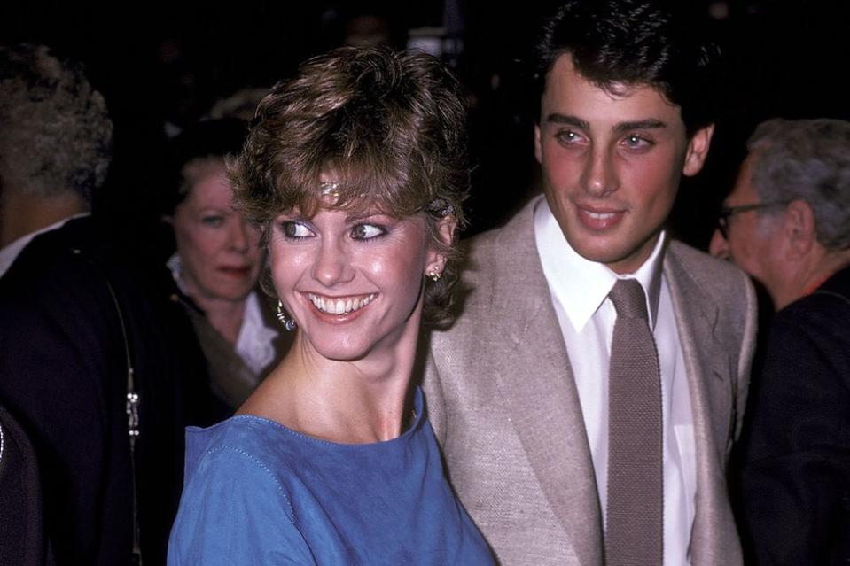 Olivia Newton-John y su entonces pareja Matt Lattanzi acuden juntos al estreno de 