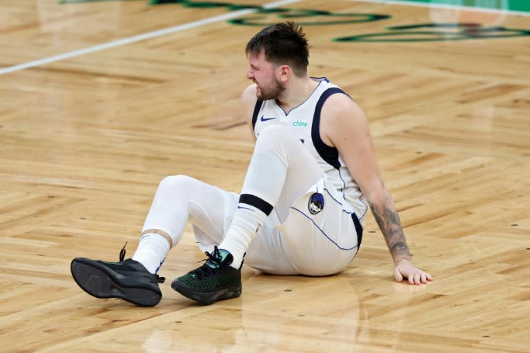 Luka Doncic adolorido en el suelo tras un resbalón en el último cuarto del partido. (Adam Glanzman)