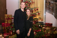 <p>Pretty in Black: Der Torhüter und seine Ehefrau setzen auf klassische Outfits in Schwarz. Ein schöner Kontrast zu den Geschenken im Hintergrund. </p>