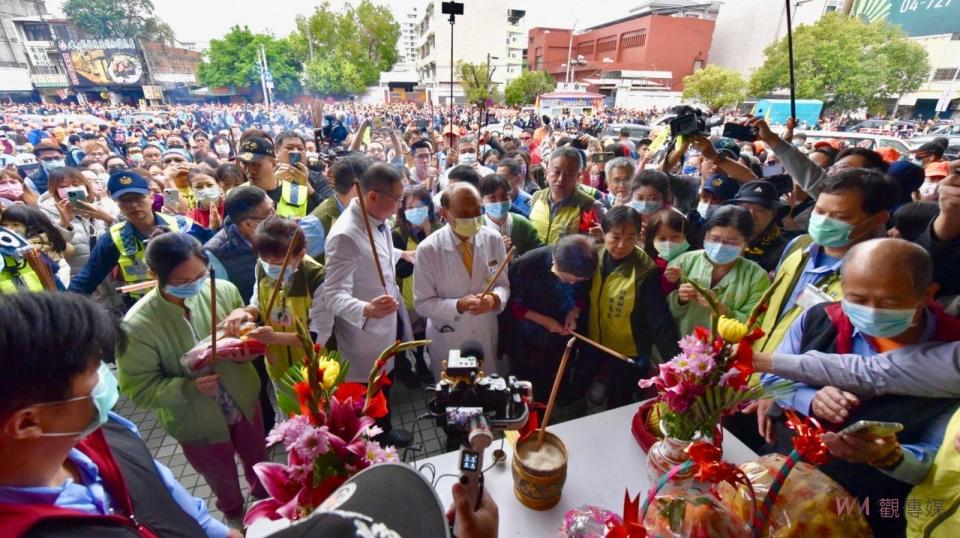 ▲白沙屯媽祖鑾駕在秀傳醫院停駕十分鐘，供信眾參拜，黃明和率醫護人員拿著車禍受傷姊姊的衣服，請求媽祖庇佑、祈福，希望早日康復。（記者陳雅芳攝）