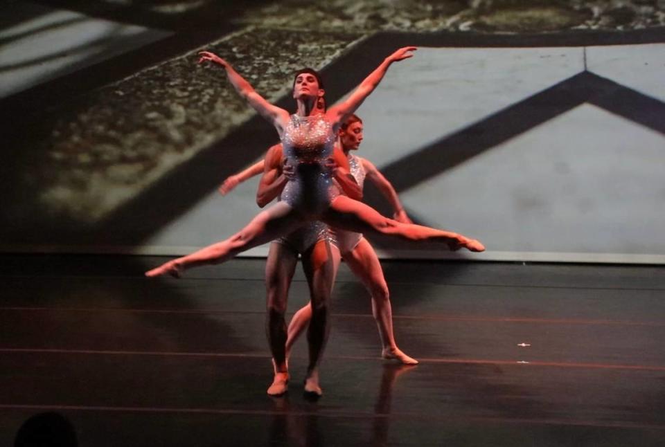 Meredith Barton (en el aire), Isaiah González y Amy Trieger en “Cloud9”, de Brigid Baker. Foto Julien Hyvrard/Cortesía brigid baker wholepoject