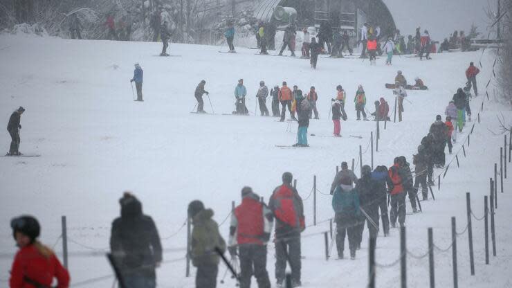 Wenn es gut läuft, werden sich die Gäste wieder ab Mitte Dezember auf den Pisten in Winterberg vergnügen. Foto: dpa