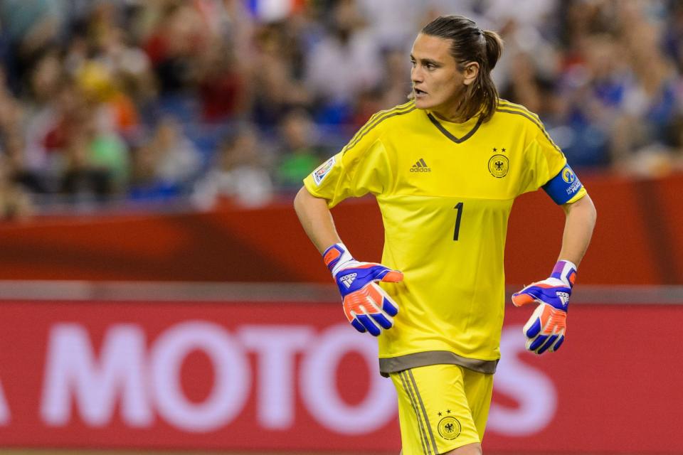 Nadine Angerer brachte ihre Gegnerinnen regelmäßig zur Verzweiflung. Beim WM-Sieg der DFB-Frauen 2007 musste die Torhüterin kein einziges Mal hinter sich greifen. 2013 sorgte sie ein Novum im Frauen- und Männerfußball: Sie wurde als erste Torhüterin als Weltfußballerin ausgezeichnet. 2015 beendete Angerer ihre Karriere - mit fünf EM- und zwei WM-Titel in der Vita. (Bild: Getty Images / Minas Panagiotakis)