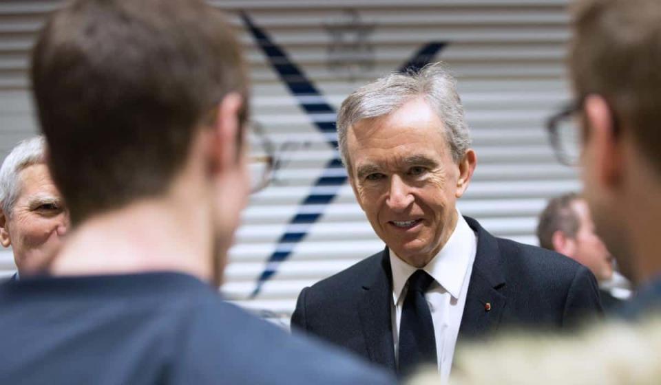 Bernard Arnault, dueño de Louis Vuitton es el hombre más rico en el mundo. Imagen de Jérémy Barande en Wikipedia.