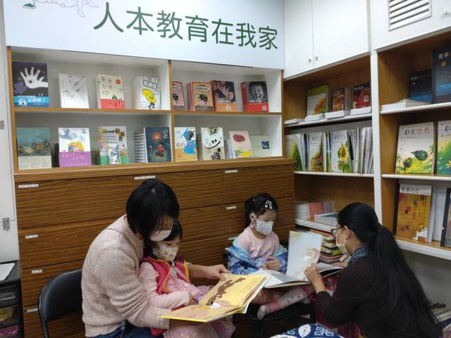 人本基金會執行長馮喬蘭表示，一家一家書店難以維持時，人本決定逆勢操作。(鄧玉瑩攝)