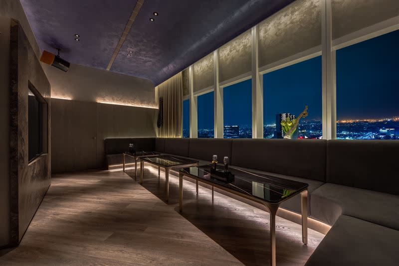 高空酒吧BAR KAO位在高雄承億酒店頂樓，可以一覽高雄市區夜景。（圖／高雄承億酒店提供）