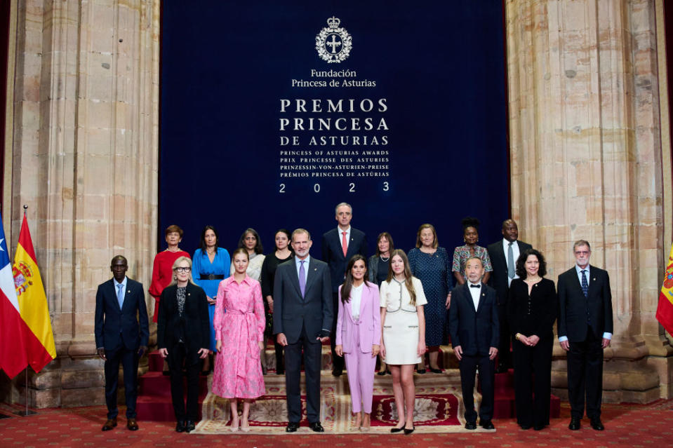 OVIEDO, SPAIN - OCTOBER 20: (L-R) Eliud Kipchoge, Meryl Streep, Crown Princess Leonor of Spain, King Felipe VI of Spain, Queen Letizia of Spain, Princess Sofia of Spain, Haruki Murakami, Bonnie Bassler and Everett Peter Greenberg pose during the  audience to congratulate the winners of the "Princess Of Asturias" Awards 2023 at the Reconquista Hotel on October 20, 2023 in Oviedo, Spain. (Photo by Carlos Alvarez/Getty Images)