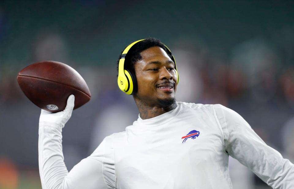 Bills wide receiver Stefon Diggs warms up before the game against the Cincinnati Bengals at Paycor Stadium.