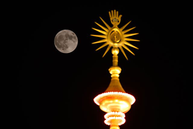 <p>Karar Essa/Anadolu via Getty</p> Rare super blue moon in Iraq