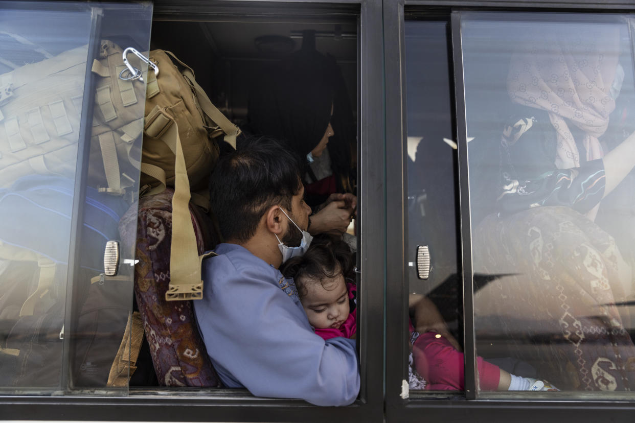 Refugiados que huyen de la toma del poder por los talibanes esperan en un autobús en el aeropuerto internacional de Kabul, Afganistán, el 23 de agosto de 2021. (Victor J. Blue/The New York Times)
