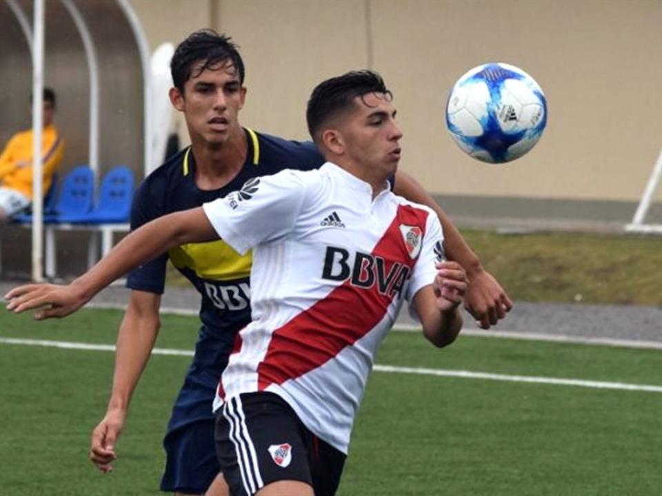 Hernán López Muñoz sueña con debutar con la Primera de River, equipo con el que ya supo entrenarse bajo las órdenes de Marcelo Gallardo. Twitter/SolamenteRP