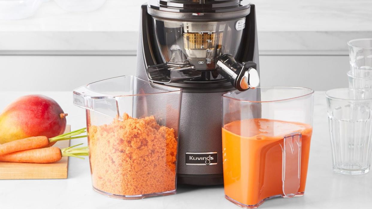  How we test juicers - Kuvings EVO820 making mango and carrot juice. 